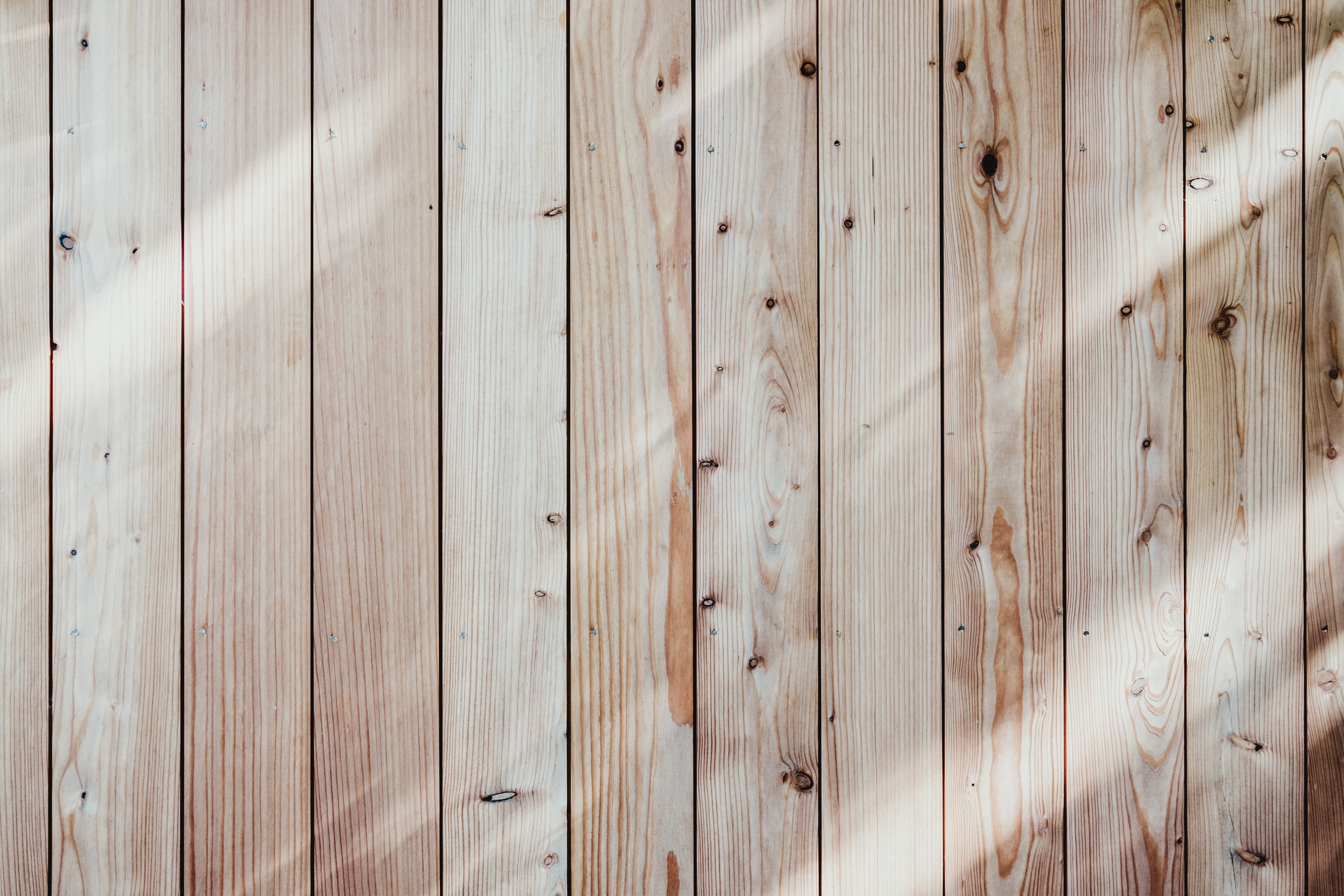 【リノベーションの内装デザイン】壁や天井に貼るときに本物の木材と木目のクロスってどっちがいいの？